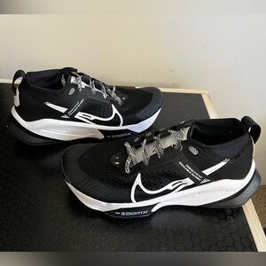 Nike Zegama Women’s trail running shoe. Black and white, Size 7.5